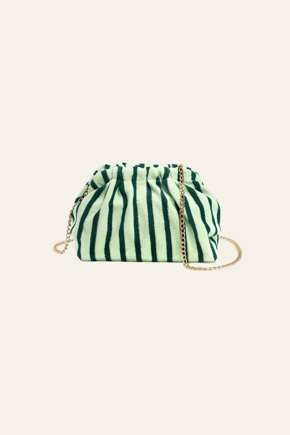 Voorkant van een groenwit gestreepte crossbodytas met trekkoordsluiting en een fijne kettingriem.