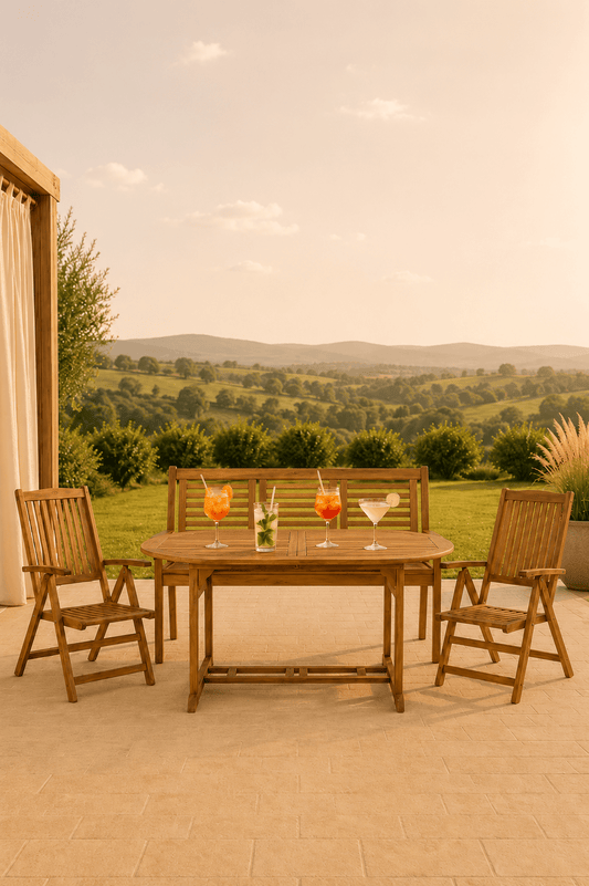 Acaciahouten tuinset met tafel tuinbank en twee verstelbare armstoelen op een terras met uitzicht over een groen landschap