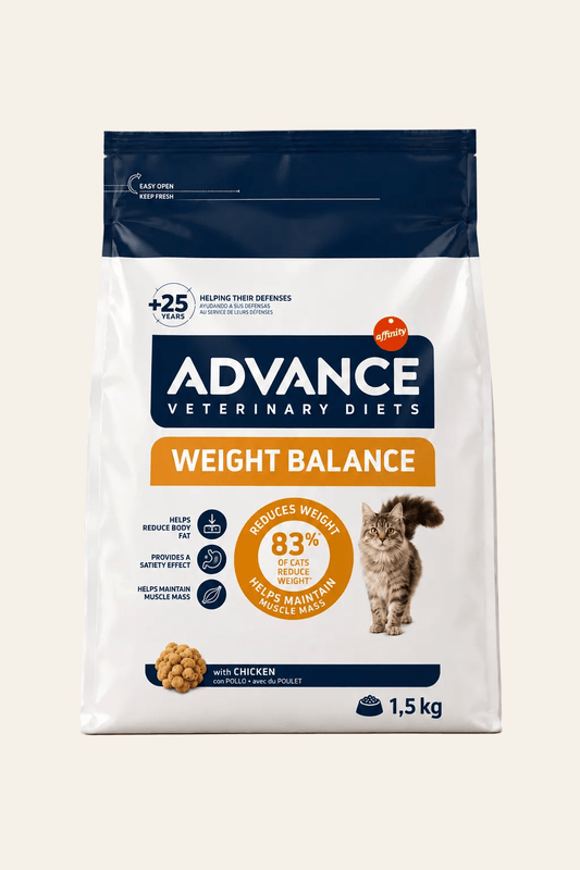 Advance Veterinary Diet Cat Weight Balance 1,5 kg kattenvoerzak op warme beige producttemplate met bladschaduw