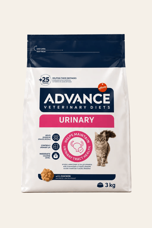 Advance Veterinary Urinary kattenvoer 3 kg in witte zak met donkerblauwe bovenzijde, roze urineweglabel en afbeelding van een kat.