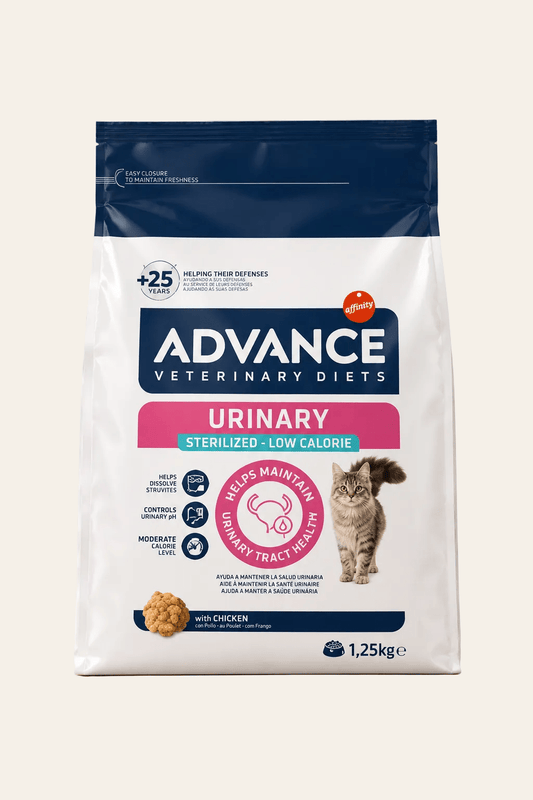 Advance Veterinary Urinary Sterilized kattenvoer 1,25 kg, witte zak met donkerblauwe bovenzijde en roze urineweglabel.