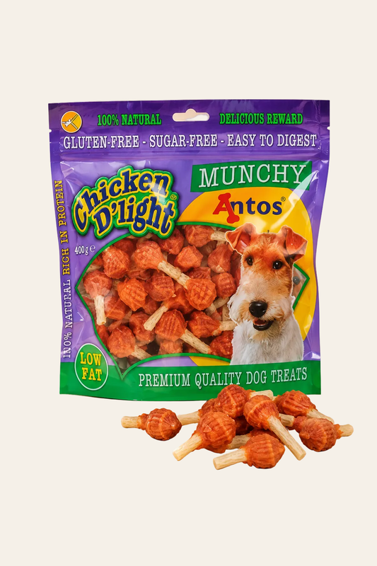 Antos Chicken D'Light Munchy 400 g, paarse en groene verpakking met hond, kipkauwsnacks en glutenvrije samenstelling.