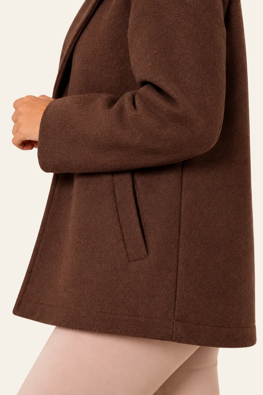 Detail van snit, naad, zoom en steekzak van de bruine fluwelen LMB Boutique damesjas.