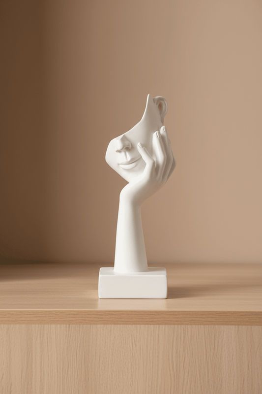Beeld van polyresin droom figuur op een kast met lichtbeige achtergrond muur