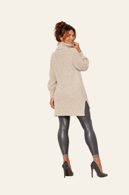 Achteraanzicht van beige LMB Boutique coltrui met langere achterkant en asymmetrische snit.