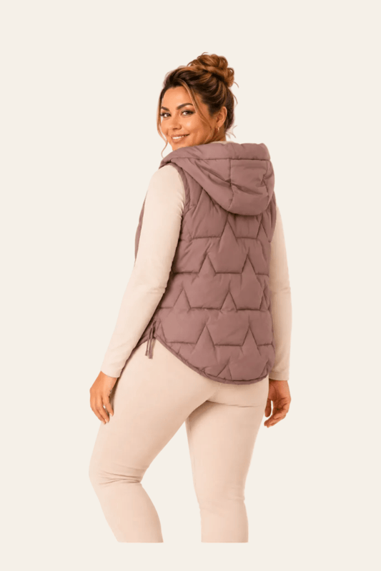 Achteraanzicht van beige mouwloze damesbodywarmer.