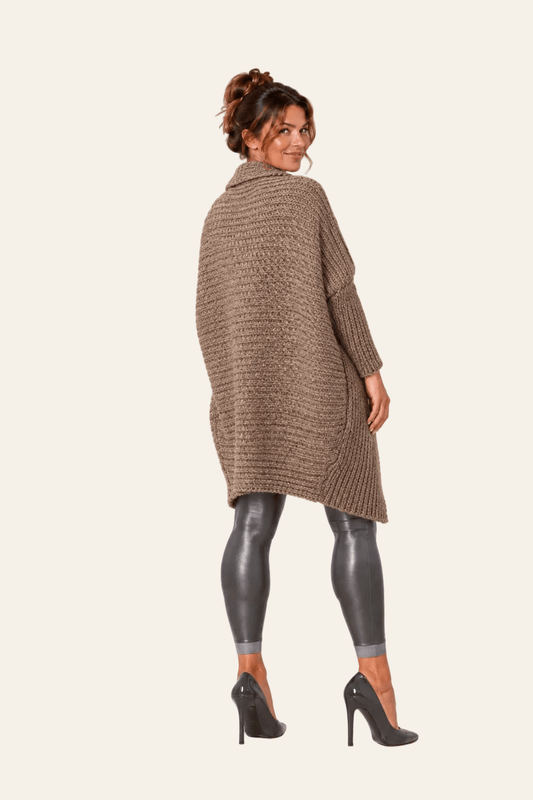 Achteraanzicht van beige lang LMB Boutique damesvest met ruimvallende snit.