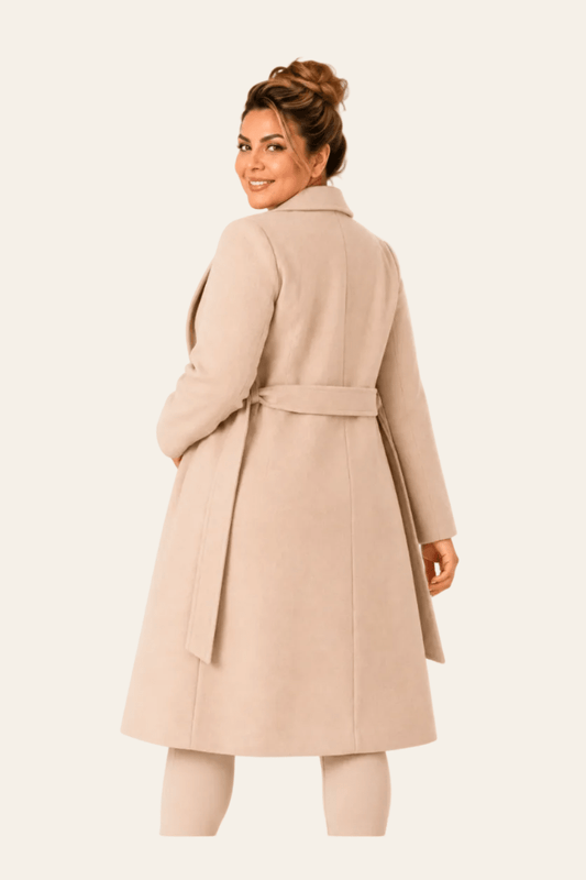 Achteraanzicht van beige lange damesmantel met lange mouwen.