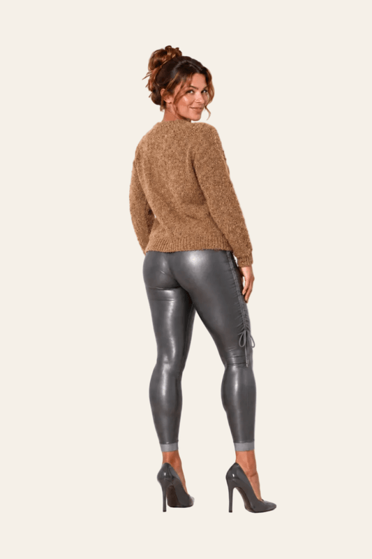 Achteraanzicht van beige LMB Boutique mohair trui met losse pasvorm.
