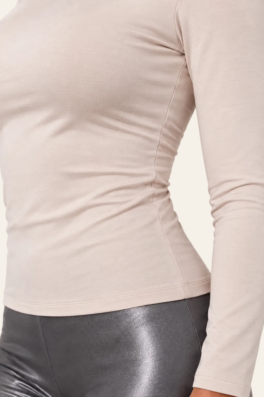 Beige viscose damesblouse met lage col waterplooien en lange mouwen