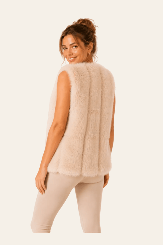 Achteraanzicht van Beige damesgilet in bontlook met opgestikte zakken