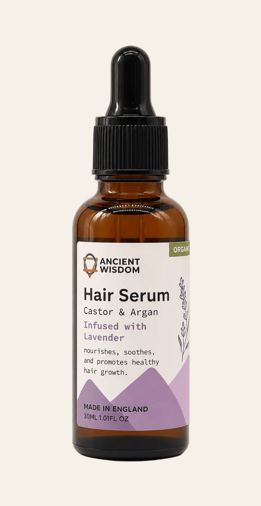 Biologisch haarserum met lavendel en arganolie op een licht beige achtergrond als productfoto