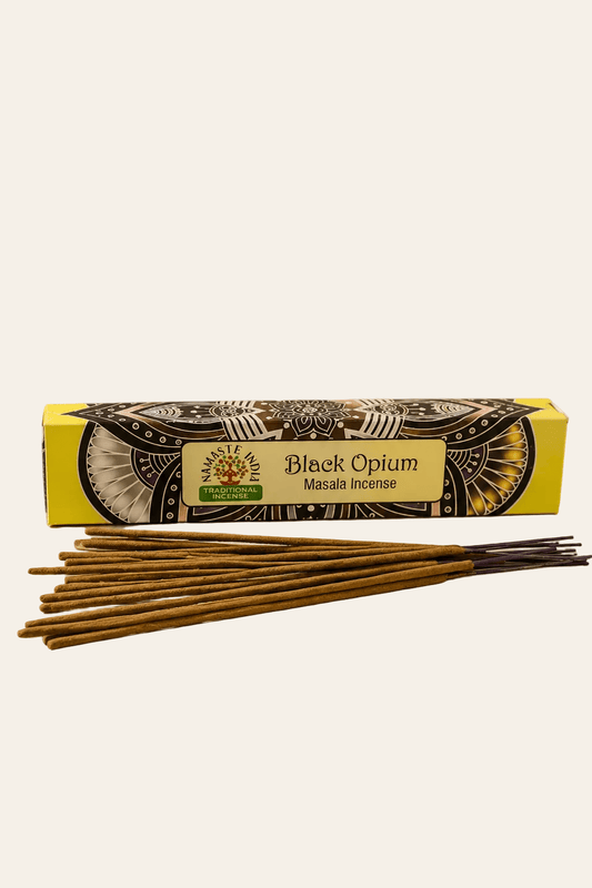 Black Opium masala wierookstokjes op een lichte beige achtergrond als productfoto