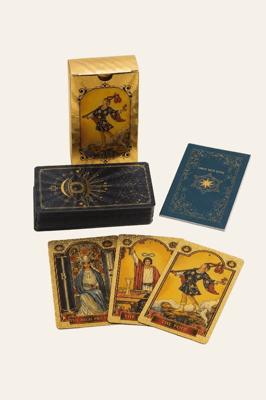 Blauw-gouden tarotkaartenset met alziend oog en boekje op een licht beige achtergrond als productfoto