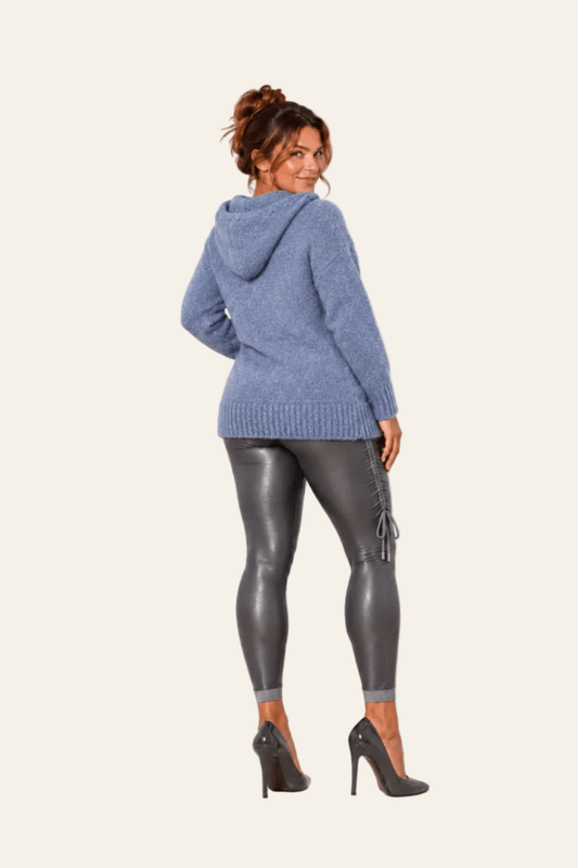 Achteraanzicht van blauwe LMB Boutique wollen hoodie-trui met capuchon.