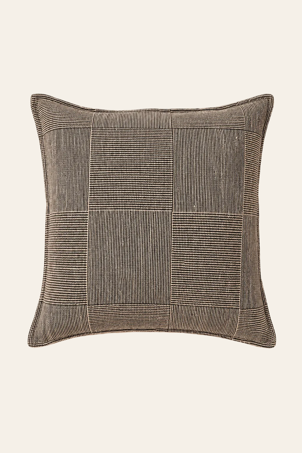 Bloc Party kussenhoes in zwartkleur en naturelkleur 50 × 50 cm, met aandacht voor materiaal, structuur en proportie.