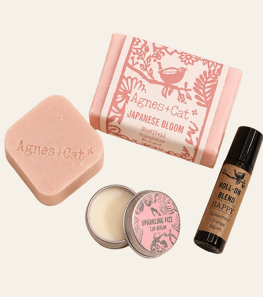 wellnessgeschenkset bestaand uit zeepbar, shampoobar, lippenbalsem en body oil van sinaasappel en mirre als productfoto