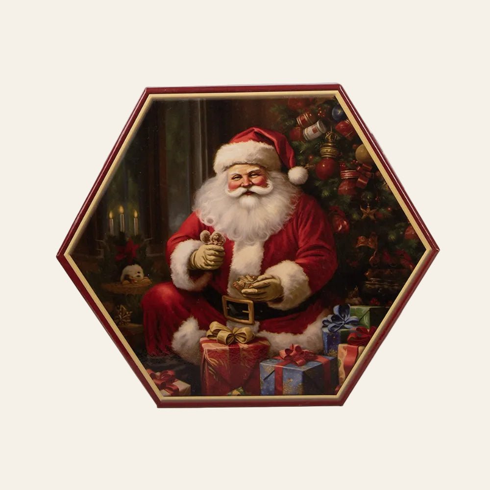 Bovenaanzicht deksel van de doos met de kerstman zittend voor de kerstboom tussen de cadeautjes