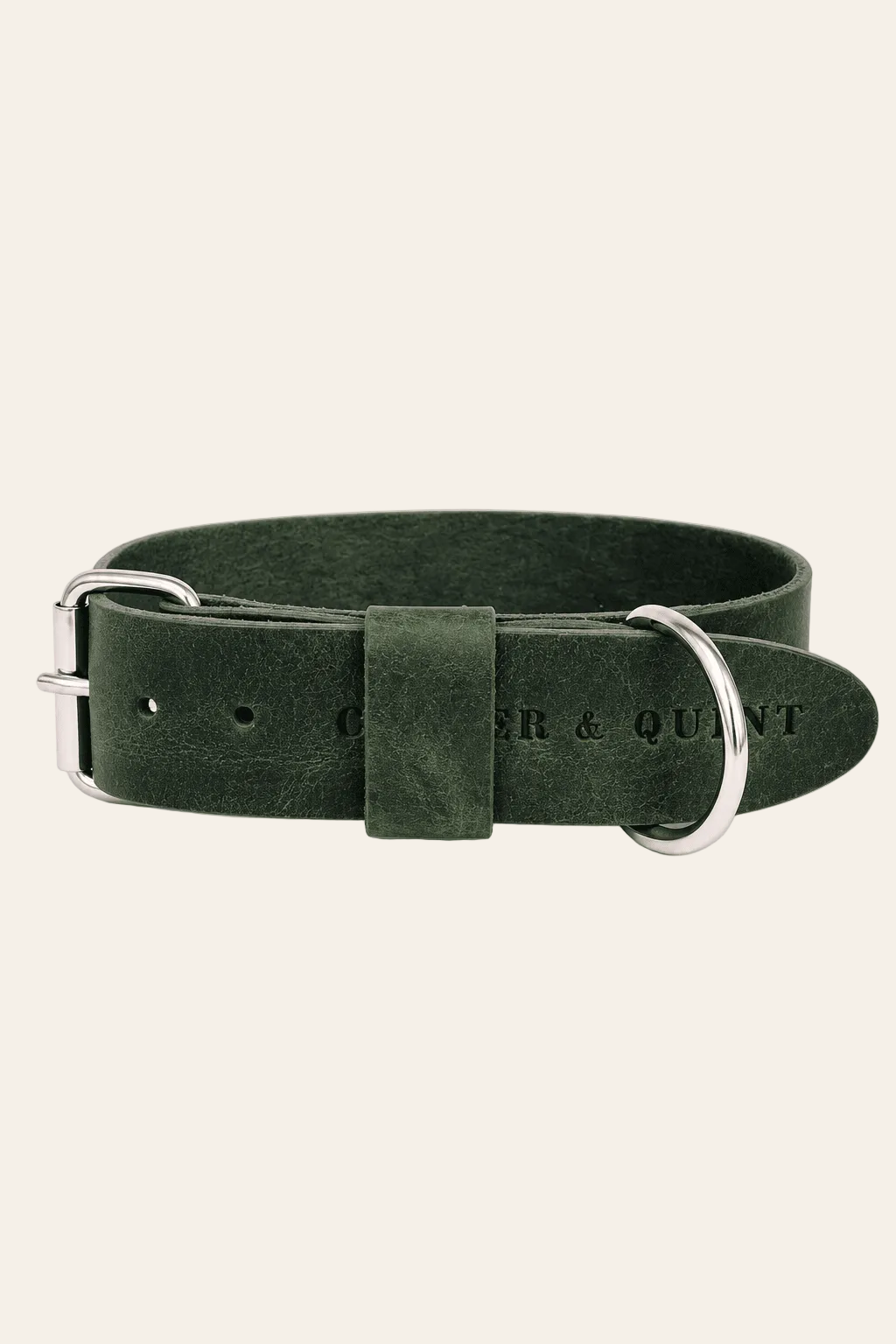 Brede groene leren hondenhalsband op een lichtbeige achtergrond