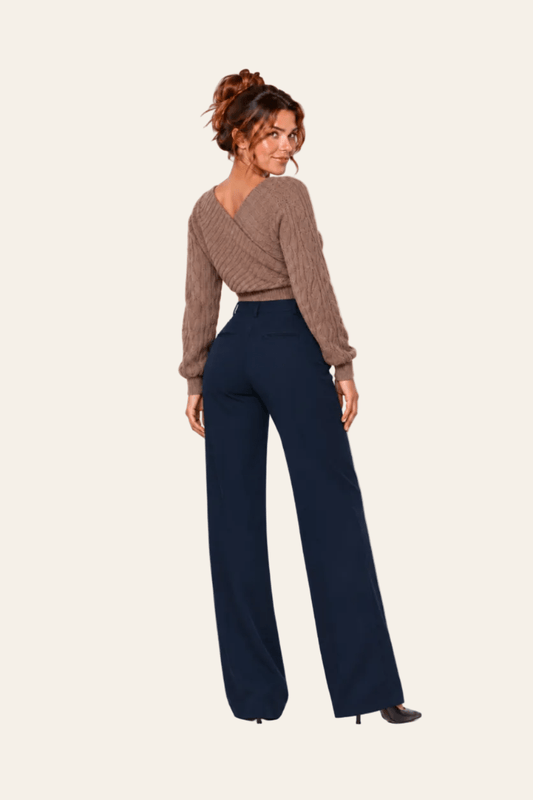 Achteraanzicht van marineblauwe LMB Boutique damesbroek met hoge taille.