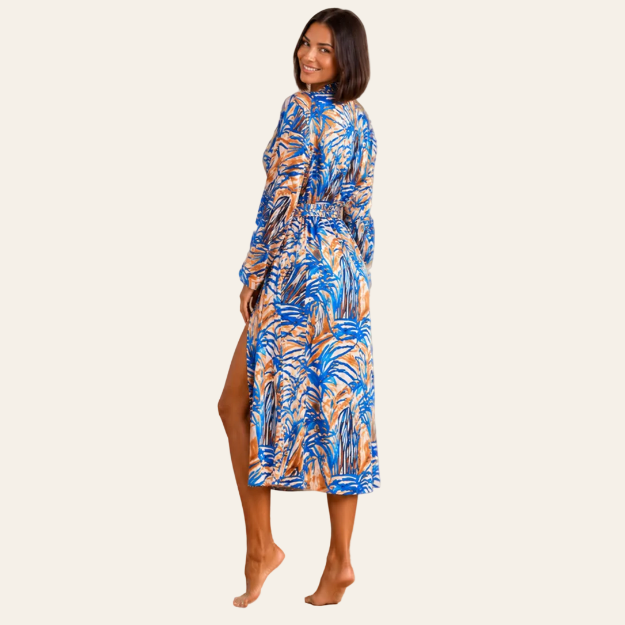 By Vivi lange dameskimono in blauwzeewierkleur met een botanisch motief, achteraanzicht