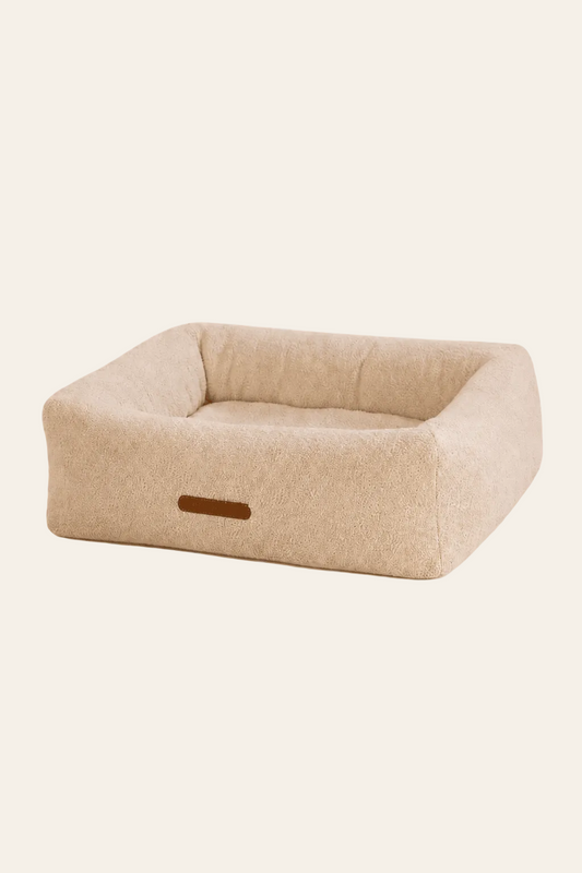 Caprice luxe hondenmand van bouclé stof op een lichtbeige achtergrond