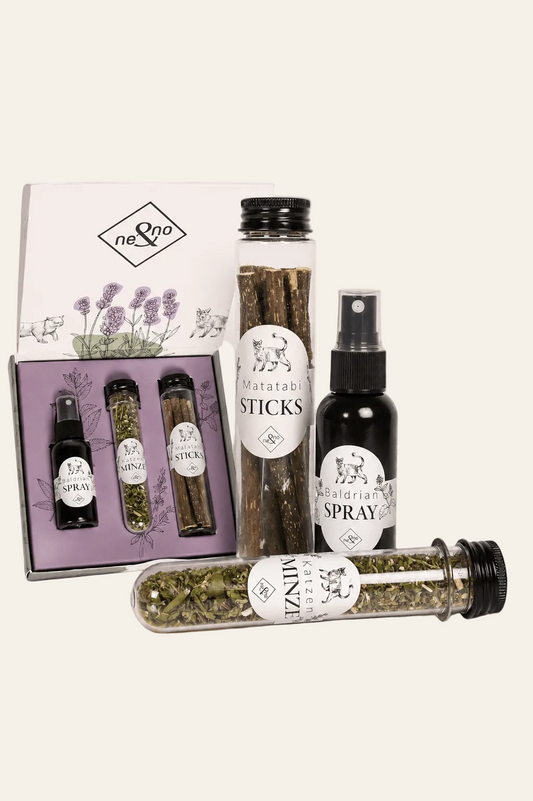Neandno kattenwelzijn cadeauset met natuurlijke kruiden en accessoires op lichtbeige achtergrond