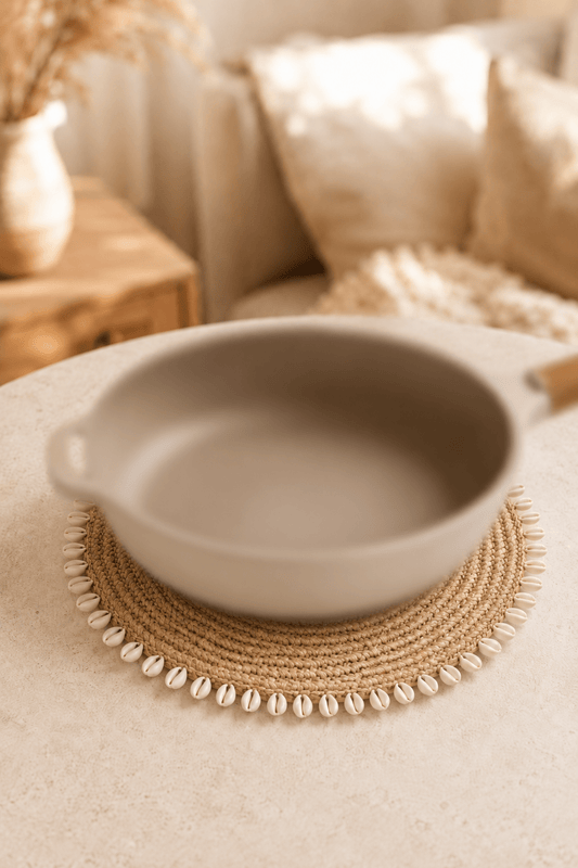Pannenonderzetter raffia met kauri schelpen naturel