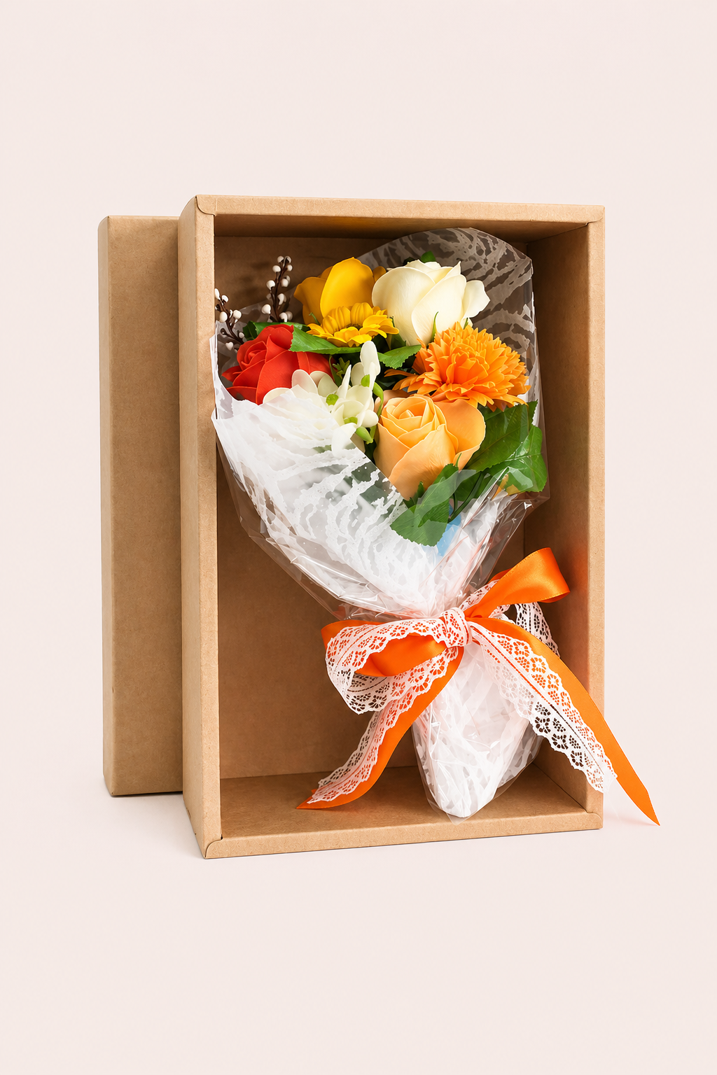 Oranje zeepbloemenboeket in geschenkdoos