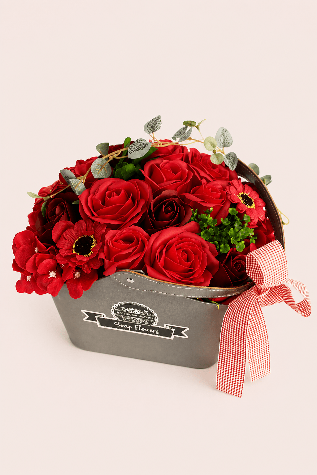 Rood zeepbloemenboeket in rieten mand