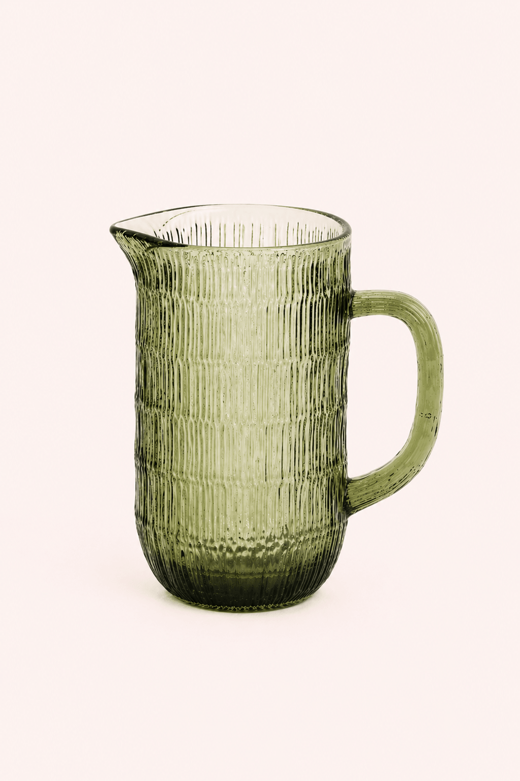 Jarra de agua de cristal verde con patrón ondulado