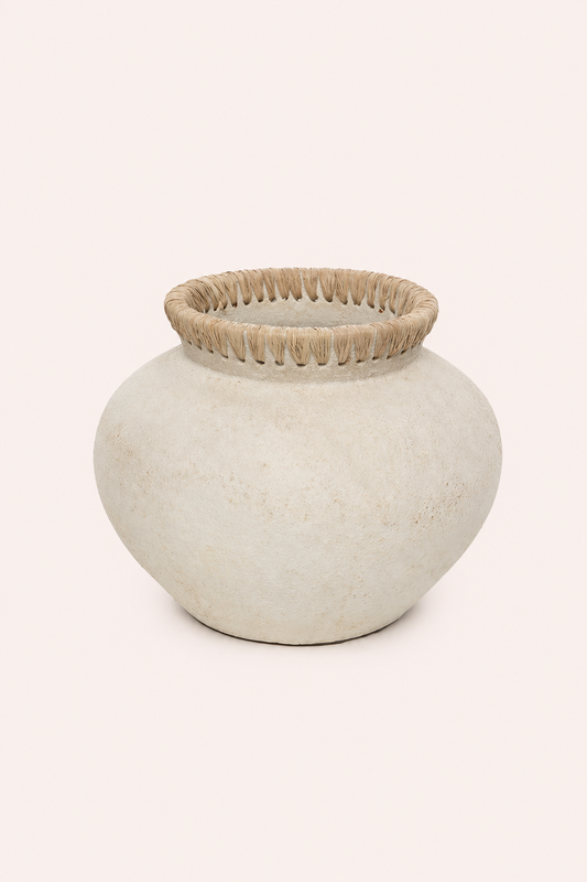 Terracotta vaas met raffia detail naturel