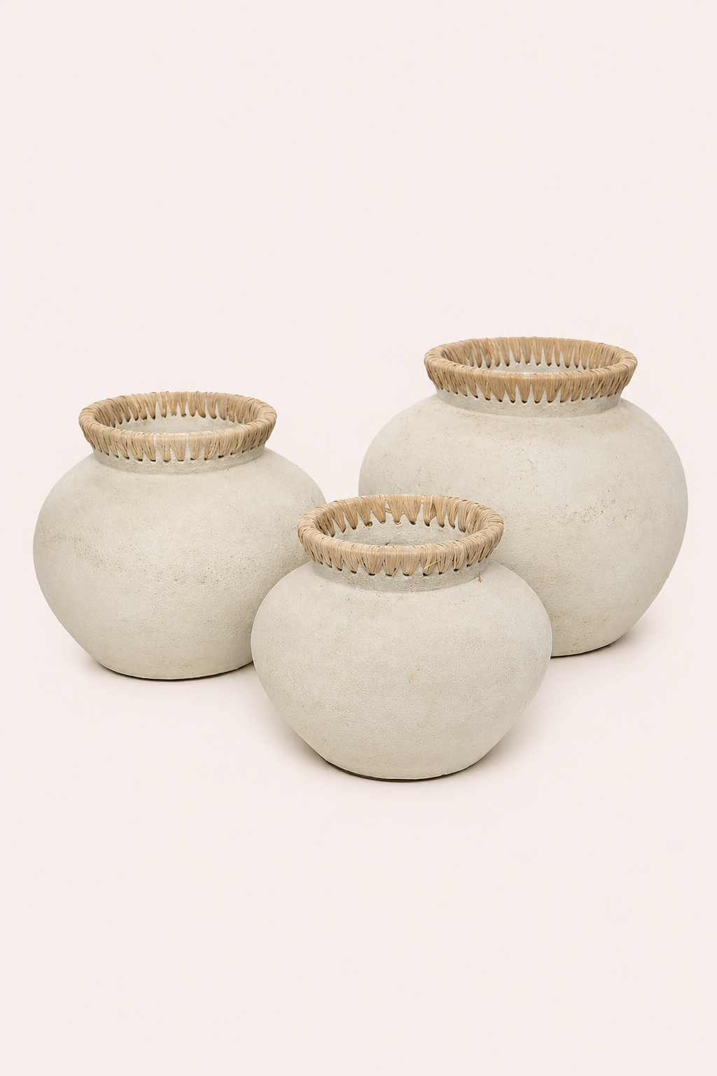 Terracotta vaas met raffia detail naturel