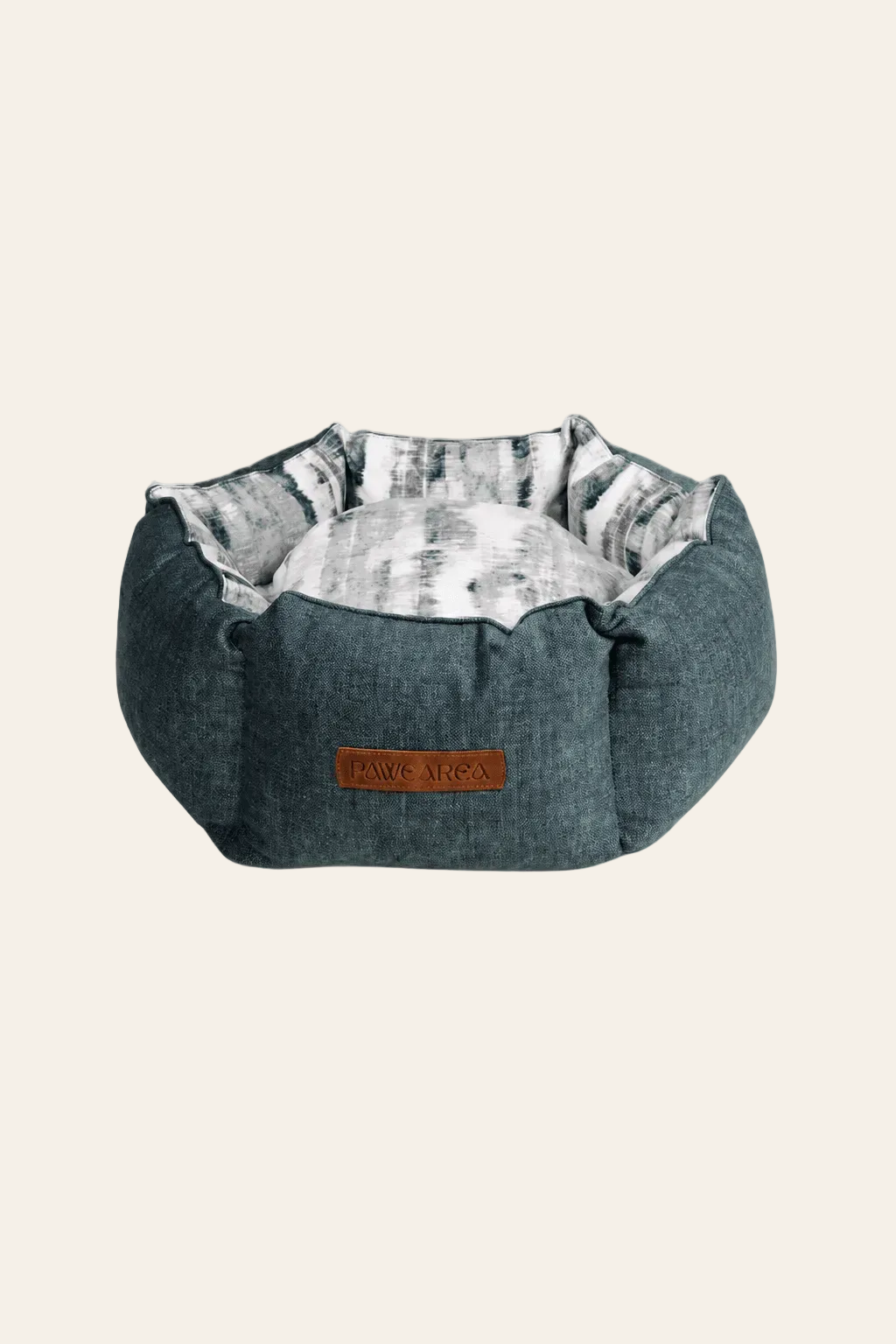 Shapes huisdierbed van meubelfluweel met opstaande rand op een lichtbeige achtergrond