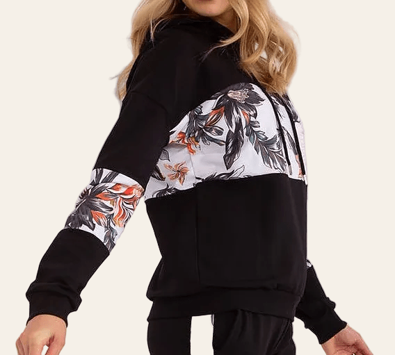 Comfortable women's set with a hoodie and floral details