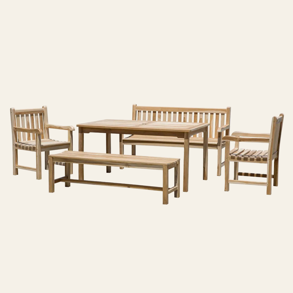 Complete vijfdelige tuinset van massief teakhout met rechthoekige tafel twee tuinbanken en twee armstoelen tegen een witte achtergrond