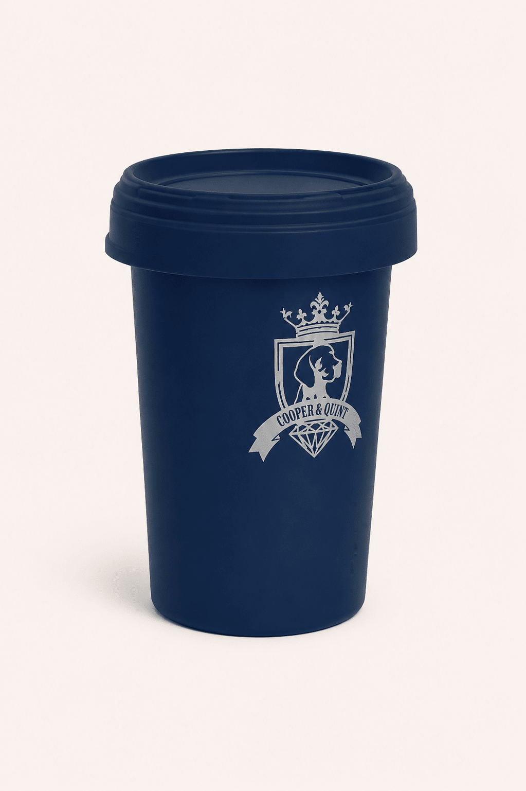 Container in blauwe kleur om brokken te bewaren met schroefdeksel, lichtbeige achtergrond