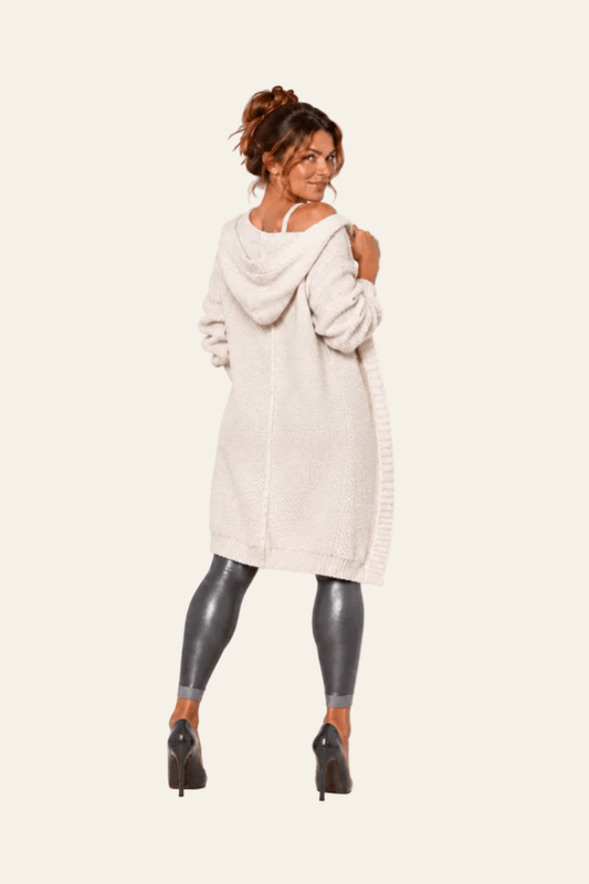 Achteraanzicht van beige LMB Boutique damesvest met capuchon en losse pasvorm.