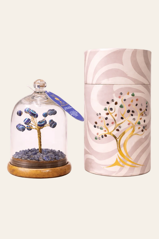 Decoratieve edelsteenboom met beschermend boze oog in glazen stolp.