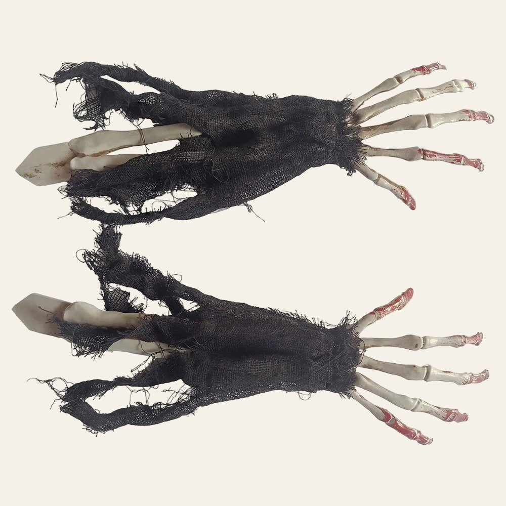 Decoratieve skelethanden met gescheurde stof voor halloween