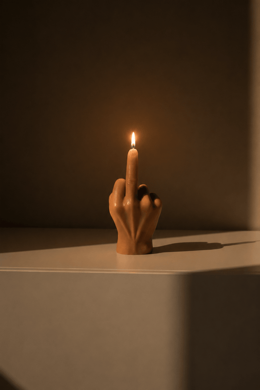 Design kaar die een middelvinger toont al brandend in een donkere kamer