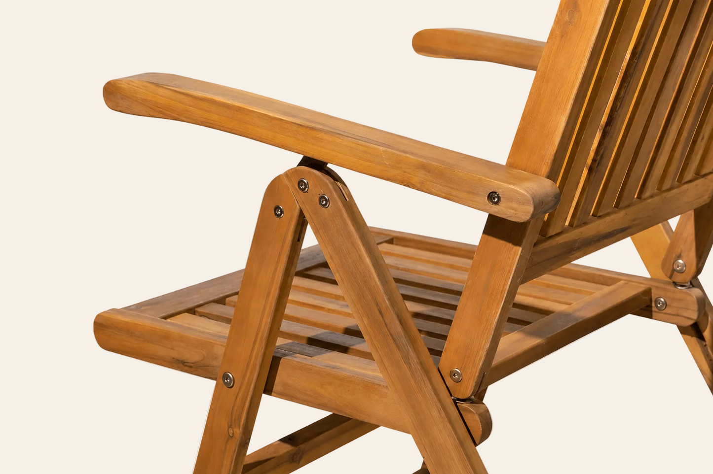 Detail van de armleuning en het inklapbare onderstel van een tuinstoel van massief acaciahout