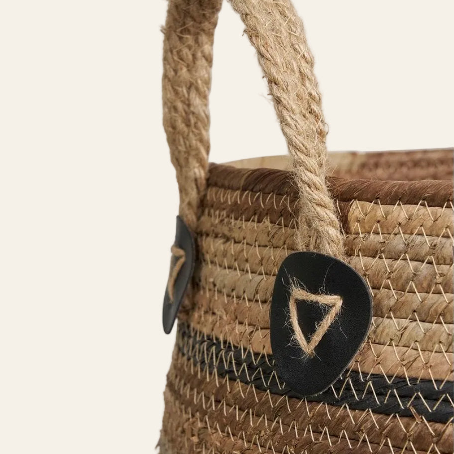 Detailfoto van een oor van een bananenblad mand in lichtbeige achtergrond