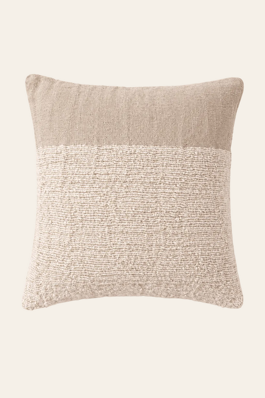 Edit kussenhoes in naturelkleur 50 × 50 cm, met aandacht voor materiaal, structuur en proportie.