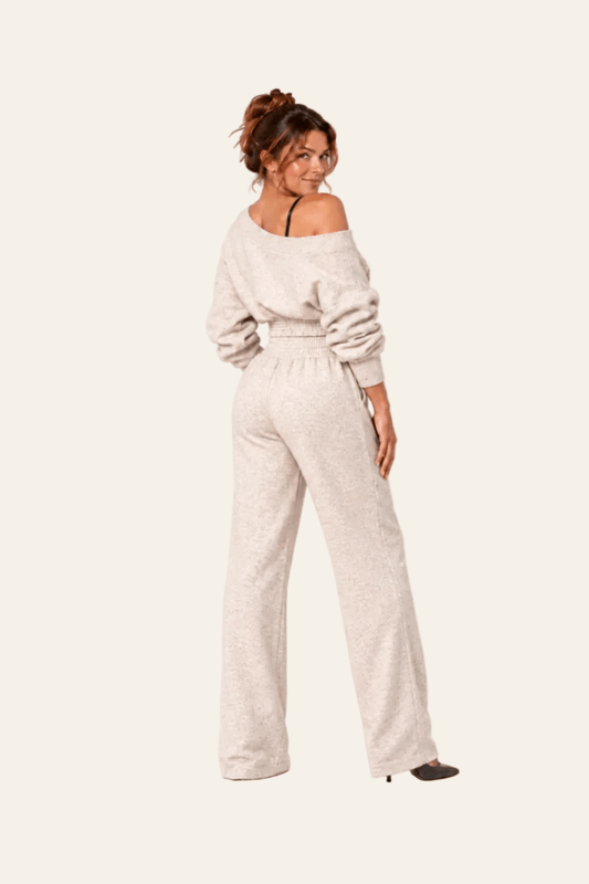 Achteraanzicht van LMB Boutique tweedelige damesset met los bovenstuk en wijde broek.