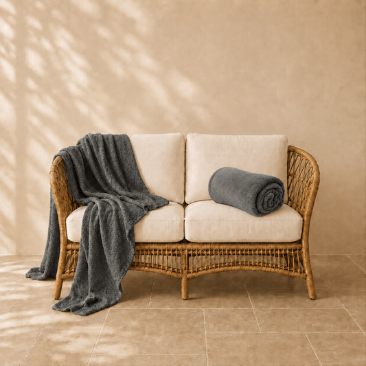 Famke fleece plaid in antracietkleur 130 × 180 cm, met aandacht voor materiaal, structuur en proportie.