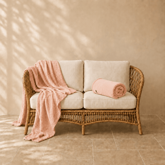Famke fleece plaid in perzikkleur 130 × 180 cm, met aandacht voor materiaal, structuur en proportie.