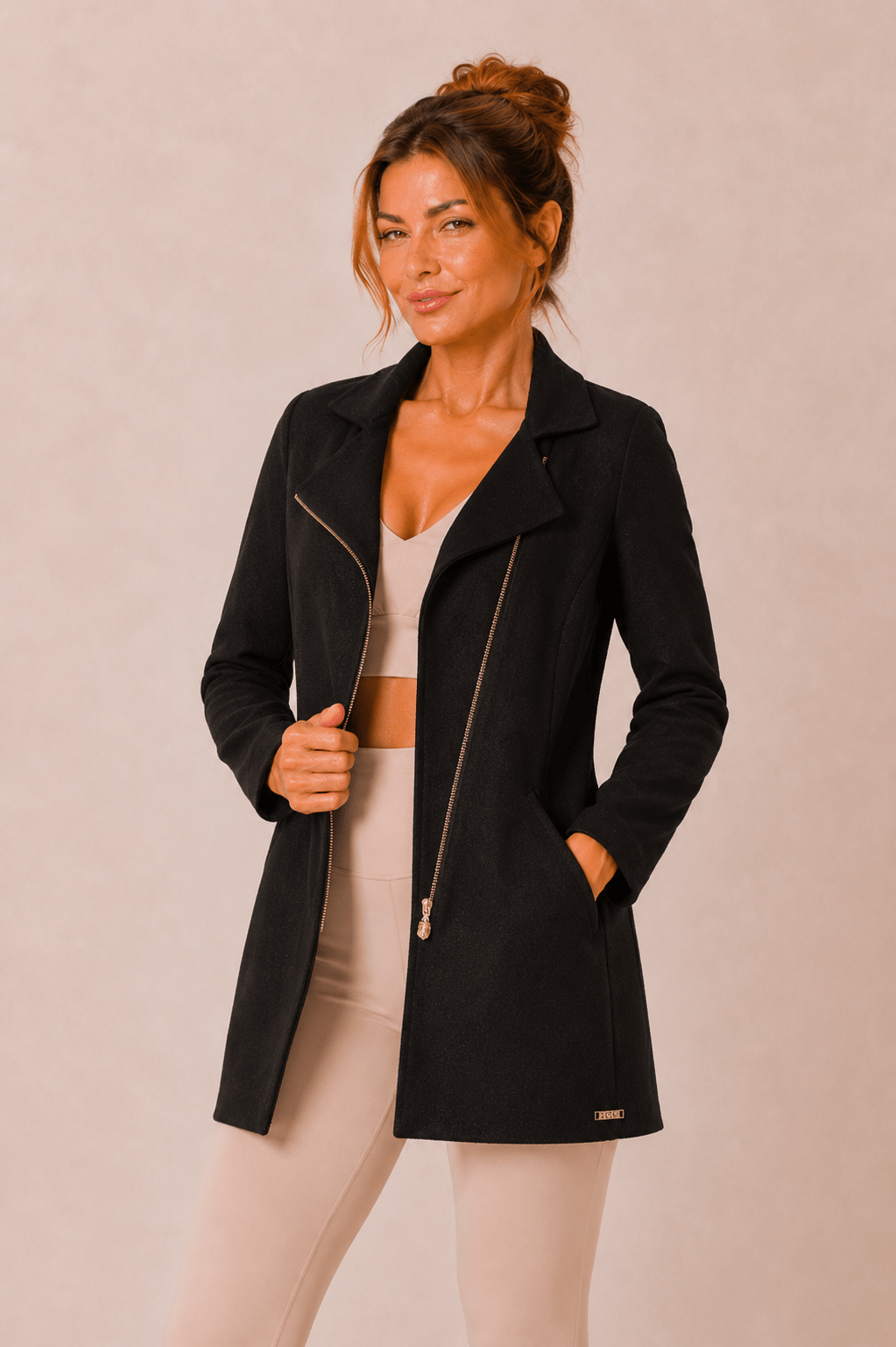 Figl elegante halflange dames jas met een schuine ritssluiting