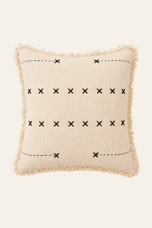 French Kiss kussenhoes in naturelkleur met zwartkleurig lijnmotief 50 × 50 cm, met aandacht voor materiaal, structuur en proportie.