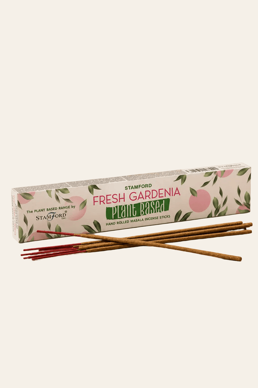 Gardenia natuurlijke wierookstokjes op een lichte beige achtergrond als productfoto